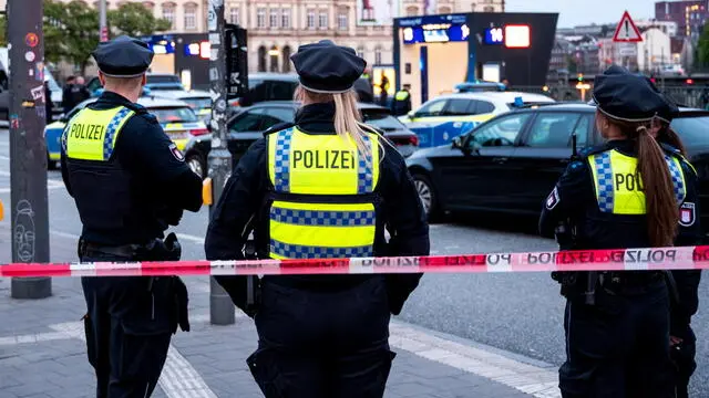 epa12129532 German police on duty outside the central station in Hamburg, Germany, 23 May 2025, following a knife attack at the station that left several people wounded, some critically according to police. The assailant was a 39-year-old woman the police said. EPA/DANIEL BOCKWOLDT