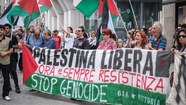 Protesta per Gaza e la palestina e contro Israele in piazza San Babila, Milano 7 Giugno 2025 ANSA/MATTEO CORNER