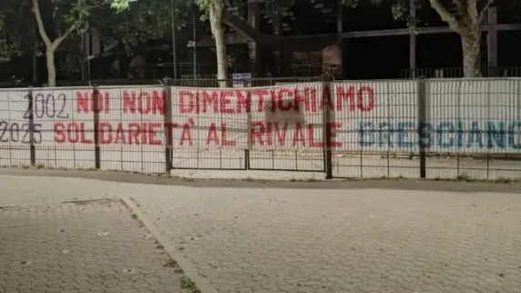 Lo striscione degli ultrà della Fiorentina