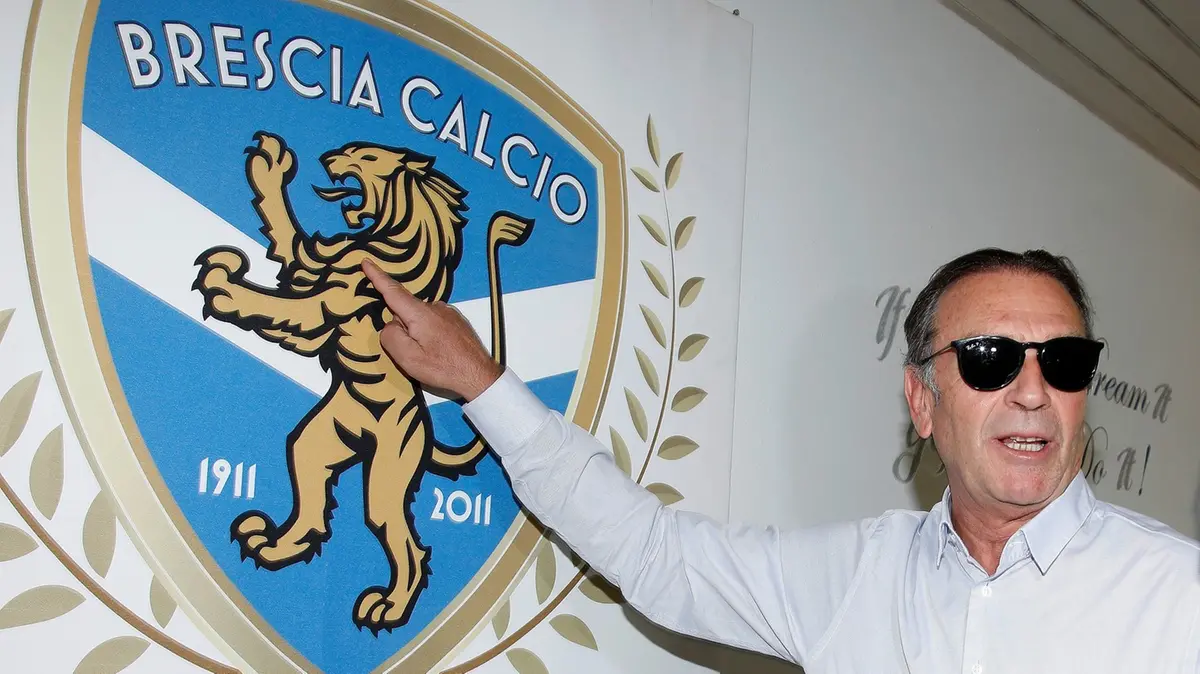 Cellino, al suo arrivo a Brescia, indica il vecchio stemma - Foto New Reporter © www.giornaledibrescia.it