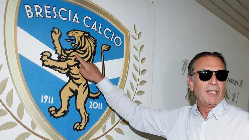 Cellino, al suo arrivo a Brescia, indica il vecchio stemma - Foto New Reporter © www.giornaledibrescia.it