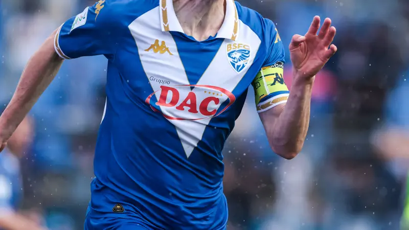 L'ultimo stemma indossato dal Brescia sulla maglia di capitan Bisoli - Foto New Reporter Comincini © www.giornaledibrescia.it