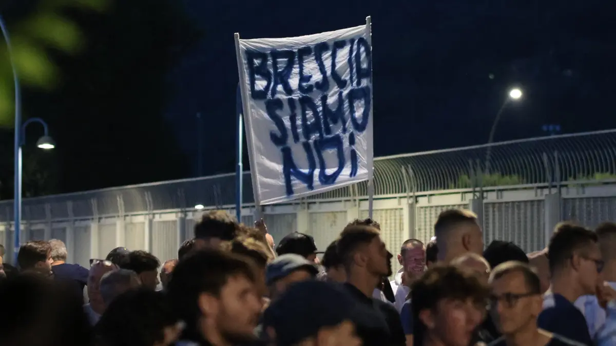 Il chiaro messaggio lanciato dai tifosi davanti al Rigamonti venerdì sera - Foto New Reporter Comincini © www.giornaledibrescia.it