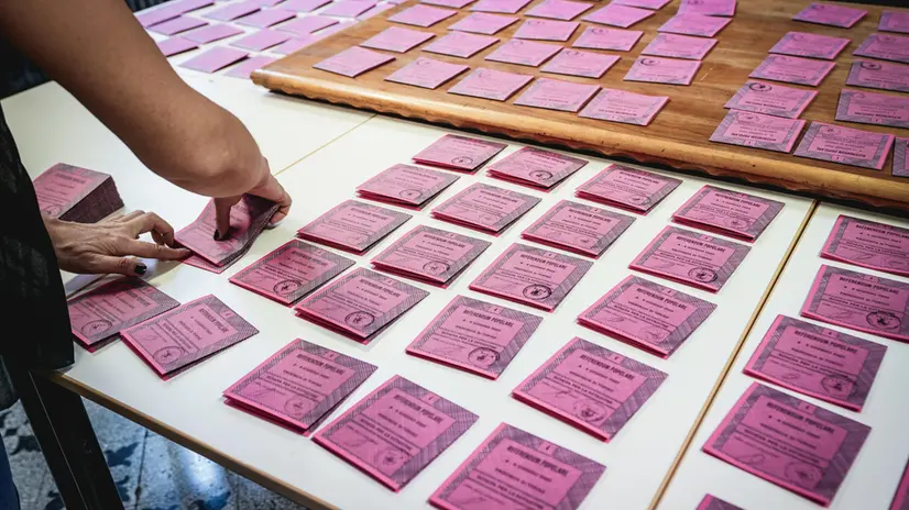 Allestimento di un seggio elettorale per il referendum - Foto Ansa © www.giornaledibrescia.it