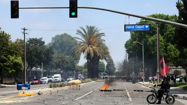 epa12163150 A road is filled with projectile debris during a clash with federal agents near a Home Depot after a raid was conducted by Immigration and Customs Enforcement (ICE) in Paramount, California, USA, 07 June 2025. This comes the day after federal immigration authorities arrested more than 40 people across Los Angeles, as protesters gathered outside a federal detention center. EPA/ALLISON DINNER