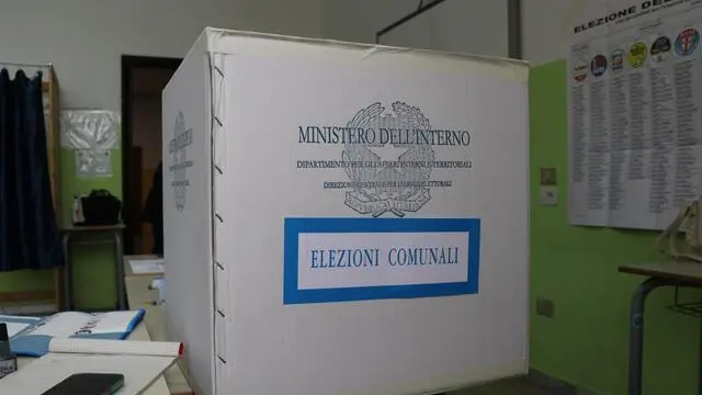 Un momento del voto in un seggio di Matera, dove i cittadini sono chiamati alle urne per le elezioni comunali. Matera. 25 maggio 2025. ANSA