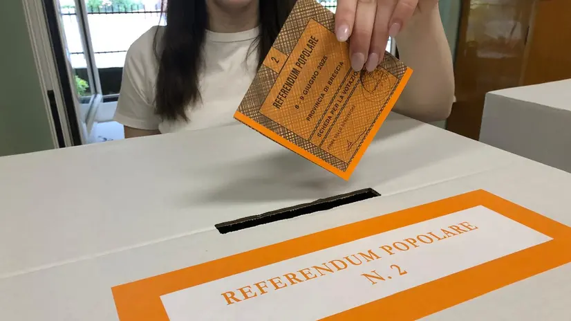 Referendum, persone al voto ai seggi