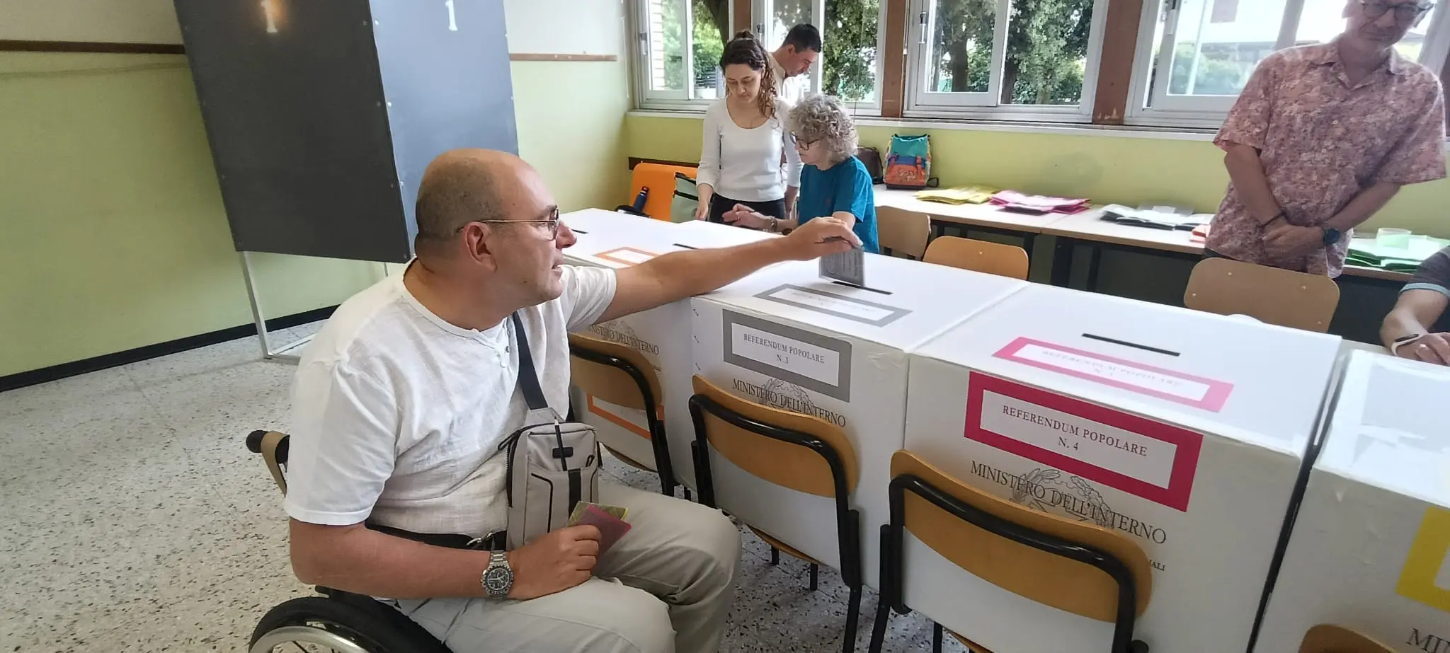 Referendum, persone al voto ai seggi