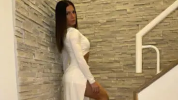 Elena Maraga in una foto del suo profilo instagram. La maestra, 29 anni, e' stata sospesa dall'impiego e dallo stipendio. +++ INSTAGRAM/ELENA MARAGA +++ ATTENZIONE L'IMMAGINE NON PUO' ESSERE RIPRODOTTA SENZA L'AUTORIZZAZIONE DELLA FONTE CUI SI RINVIA +++