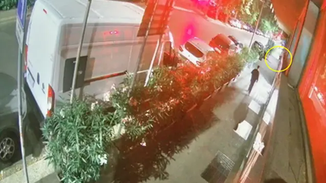 Una volta giunto in prossimità delle ultime due fioriere presenti davanti all’esercizio commerciale in argomento, PEREIRA si avvicina alle piante e getta al loro interno, con due movimenti consecutivi del braccio destro, il contenuto di un bicchiere che aveva nella stessa mano, presumibilmente una sostanza liquida. Nella mano sinistra dell’uomo è stato possibile notare una sigaretta accesa.