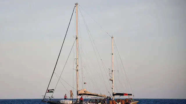 La barca della ong Freedom Flotilla Coalition con a bordo Greta Thunberg arriva a Catania, dove l'attivista svedese e l'attore Liam Cunningham terranno un panel dedicato alla missione umanitaria in partenza verso Gaza nell'ambito di Etna Comics, Catania, 30 maggio 2025. ANSA/ORIETTA SCARDINO
