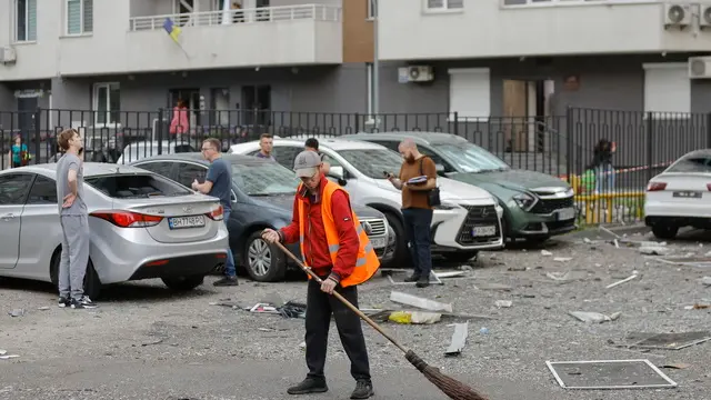 epa12159489 Communal workers clean debris at the site of a high-rise residential building struck by a drone during a massive overnight attack in Kyiv, Ukraine, 06 June 2025, amid the ongoing Russian invasion. At least three people were killed and more than 40 injured after Russia launched a large-scale combined assault using at least 44 missiles and nearly 407 drones across Ukraine, according to the State Emergency Service. EPA/SERGEY DOLZHENKO