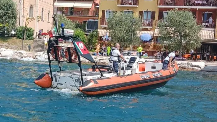 Le ricerche nel lago di Garda - Foto Guardia costiera Lago di Garda