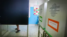 Un seggio elettorale a Napoli, nel corso delle operazioni di voto relative ai cinque quesiti referendari. Napoli 8 Giugno 2025 ANSA / CESARE ABBATE
