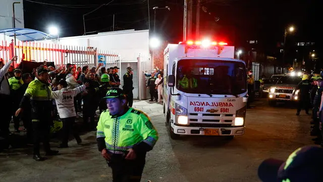 epa12163183 Police guard the ambulance in which Senator Miguel Uribe Turbay is being transported in Bogota, Colombia, 07 June 2025. Uribe Turbay, one of the presidential hopefuls of the pro-Uribe Democratic Center party, was shot and injured in an attack during a campaign rally in Bogota. EPA/MAURICIO DUENAS CASTANEDA