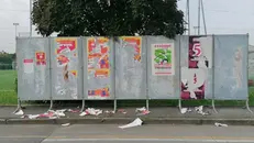 I manifesti strappati a Gussago © www.giornaledibrescia.it