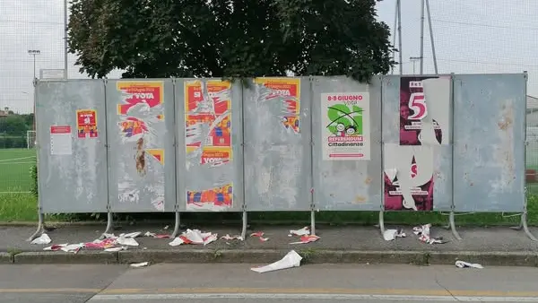 I manifesti strappati a Gussago © www.giornaledibrescia.it