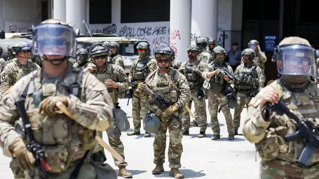 epa12164773 Members of the National Guard in front of the Edward R. Roybal Federal Building in Los Angeles, California, USA,08 June 2025. US President Donald Trump has deployed approximately 2,000 National Guard troops to Los Angeles, despite not receiving a request from the state of California for any additional assistance, following large protests against ongoing immigration enforcement raids area over the last couple of days. EPA/CAROLINE BREHMAN
