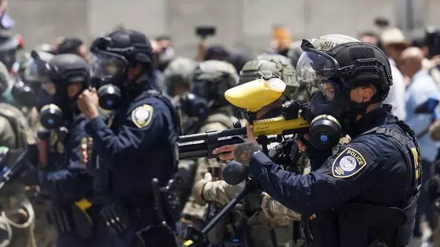 epa12164976 Members of the California National Guard and officers with the Federal Protective Service try to disperse protestors in front of the Edward R. Roybal Federal Building in Los Angeles, California, USA, 08 June 2025. US President Donald Trump has deployed approximately 2,000 National Guard troops to Los Angeles, despite not receiving a request from the state of California for any additional assistance, following large protests against ongoing immigration enforcement raids area over the last couple of days. EPA/CAROLINE BREHMAN
