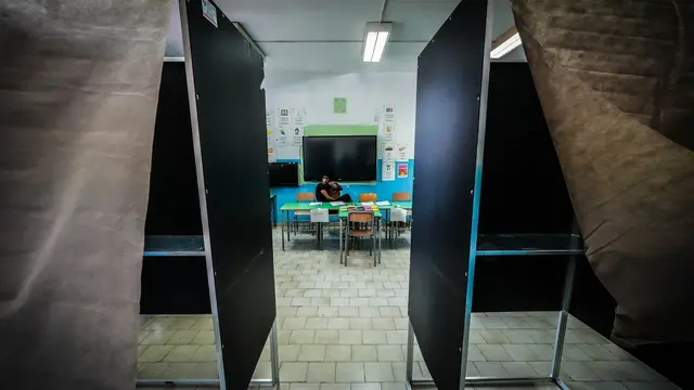 Un seggio elettorale a Napoli, nel corso delle operazioni di voto relative ai cinque quesiti referendari. Napoli 8 Giugno 2025 ANSA / CESARE ABBATE
