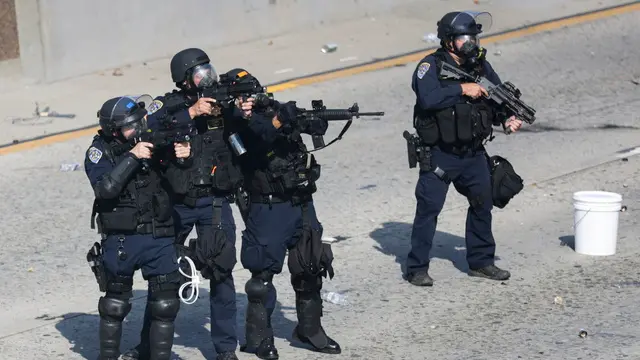 epa12165491 Police officers move to counter activists protesting immigration raids, stopping traffic on the 101 freeway near the Edward R. Roybal Federal Building in Los Angeles, California, USA, 08 June 2025. US President Donald Trump has deployed 2,000 National Guard troops, despite not receiving a request from the state of California for any additional assistance, following large protests against ongoing immigration enforcement raids in the Los Angeles area over the last couple of days. EPA/ALLISON DINNER