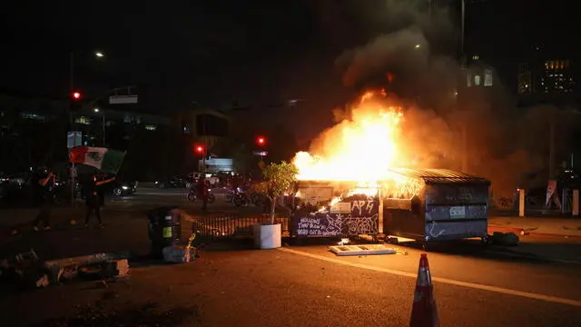epa12165762 A dumpster fire is started during protests sparked by immigration raids in Los Angeles, California, USA, 08 June 2025. US President Donald Trump has deployed 2,000 National Guard troops, despite not receiving a request from the state of California for any additional assistance, following large protests against ongoing immigration enforcement raids in the Los Angeles area over the last couple of days. EPA/ALLISON DINNER