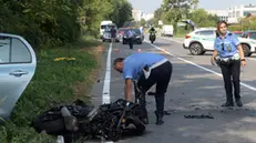 Polizia locale sul luogo dove un motociclista è rimasto gravemente ferito ed è stato trasportato in ospedale in codice rosso dopo lo scontro con un’auto lungo la sp 120 a Cernusco sul Naviglio. 24 Agosto 2024. ANSA/ANDREA CANALI