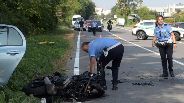 Polizia locale sul luogo dove un motociclista è rimasto gravemente ferito ed è stato trasportato in ospedale in codice rosso dopo lo scontro con un’auto lungo la sp 120 a Cernusco sul Naviglio. 24 Agosto 2024. ANSA/ANDREA CANALI