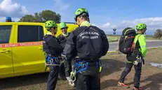 Sono riprese questa mattina le ricerche di Davide Manca, il velista disperso nell'area di Monte Arcosu a Siliqua durante il nubifragio nella notte tra sabato e domenica. Il giovane, impegnato in una escursione insieme a un gruppo di altre otto persone, è stato trascinato via dall'acqua mentre a bordo del fuoristrada cercava di raggiungere il rifugio. Questa mattina i vigili del fuoco e il Soccorso alpino sono arrivati nell'area di Siliqua. Ingente il dispiegamento di forze: i vigili del fuoco sono impegnati con il Nucleo elicotteri di Alghero, otto soccorritori del Nucleo alpino fluviale, i colleghi del Nucleo cinofili e gli specialisti dal Sapr che si occupano di pilotare i droni. ANSA/US SOCCORSO ALPINO E SPELEOLOGICO +++ NO SALES, EDITORIAL USE ONLY +++ NPK +++