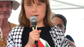 epa12149125 Swedish climate activist Greta Thunberg (C) speaks during a press conference together with the crew of the Madleen, the sailing ship of the NGO Freedom Flotilla, before departing from the port of San Giovanni Li Cuti headed to Gaza, in Catania, Italy, 01 June 2025. EPA/ORIETTA SCARDINO
