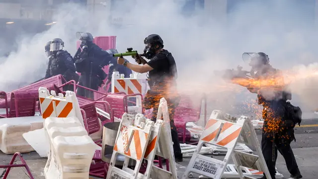 epaselect epa12165719 Police officers move to clear activists from a makeshift barricade during immigration raid protests near the Edward R. Roybal Federal Building in Los Angeles, California, USA, 08 June 2025. US President Donald Trump has deployed 2,000 National Guard troops, despite not receiving a request from the state of California for any additional assistance, following large protests against ongoing immigration enforcement raids in the Los Angeles area over the last couple of days. EPA/CAROLINE BREHMAN