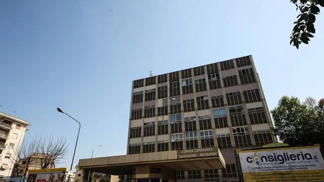 L'esterno dell'ospedale pediatrico Santobono al centro delle indagini nel settore della sanità a Napoli che hanno portato la Polizia ad eseguire arresti e perquisizioni per gare di appalto irregolari, Napoli, 4 aprile 2017. ANSA/CESARE ABBATE