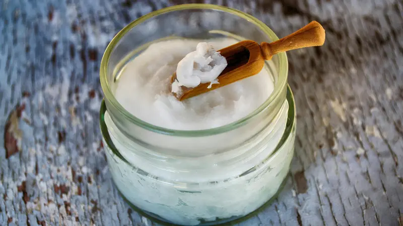 L'olio di cocco essendo un olio tropicale è più simile ai grassi animali come burro e strutto
