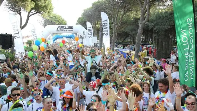 Un momento di "The Color Run" a Lignano Sabbiadoro (Udine), 23 luglio 2016. ANSA/PAOLA GARBUIO