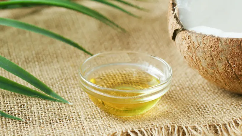 L’olio di cocco è ricco di grassi saturi, ma contiene anche gli acidi grassi a catena media