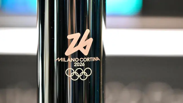 Il ministro degli Esteri Antonio Tajani, durante lo svelamento delle torce olimpica e para olimpica delle Olimpiadi invernali di Milano Cortina con Serena Autieri, in collegamento live con Milano e svelamento delle Torce con interventi delle atlete Carolina Kostner e Martina Caironi, in occasione di Expo Osaka 2025, Osaka, Giappone, 14 aprile 2025.