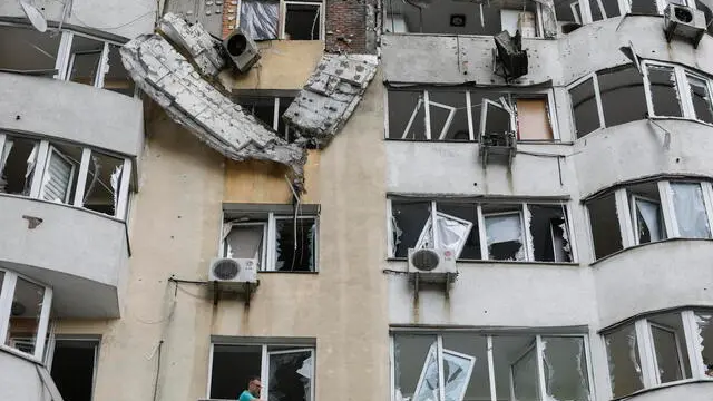 epa12159490 A man cleans debris from a window of a high-rise residential building struck by a drone during a massive overnight attack in Kyiv, Ukraine, 06 June 2025, amid the ongoing Russian invasion. At least three people were killed and more than 40 injured after Russia launched a large-scale combined assault using at least 44 missiles and nearly 407 drones across Ukraine, according to the State Emergency Service. EPA/SERGEY DOLZHENKO