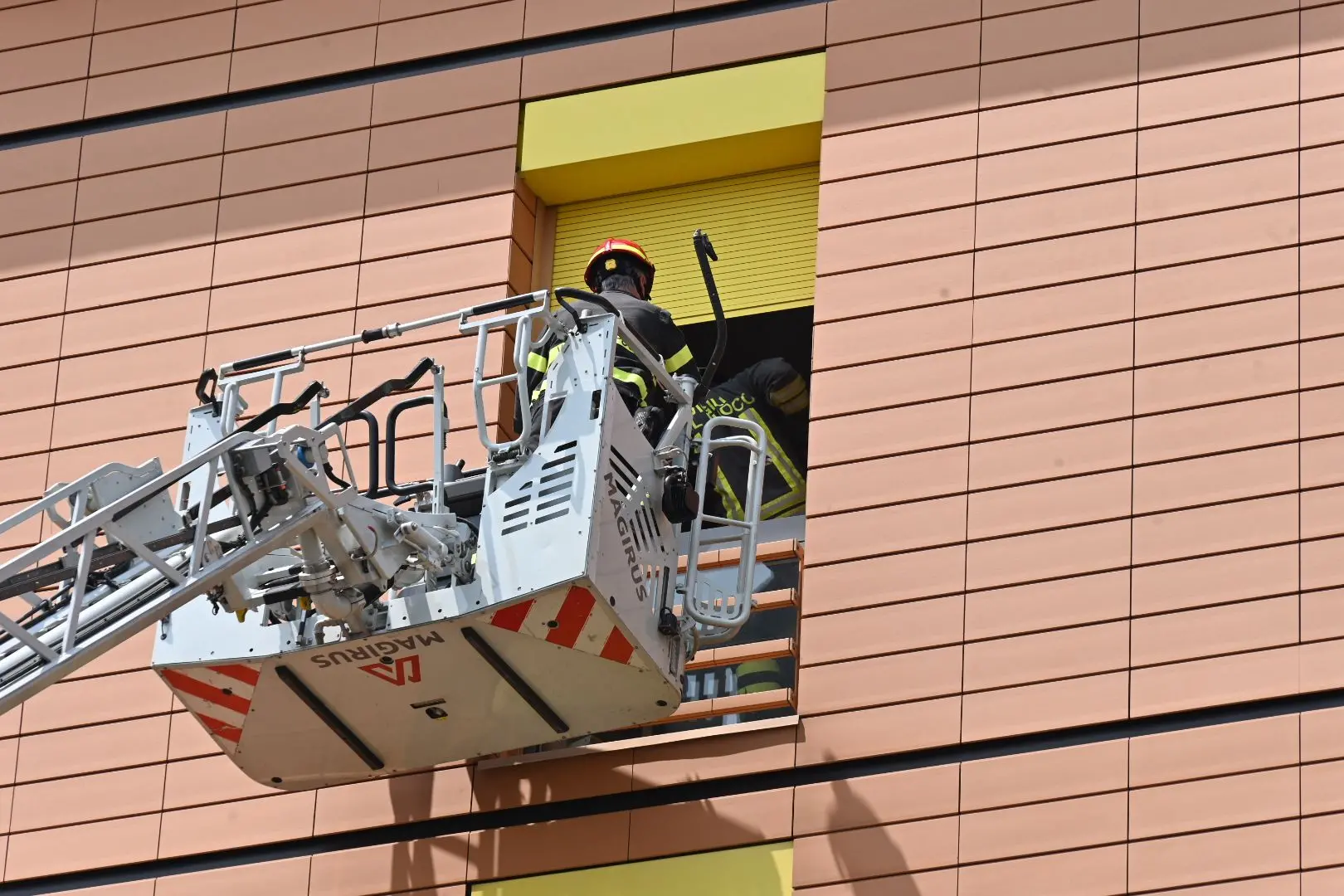 L'intervento dei Vigili del fuoco in via Aldo Moro