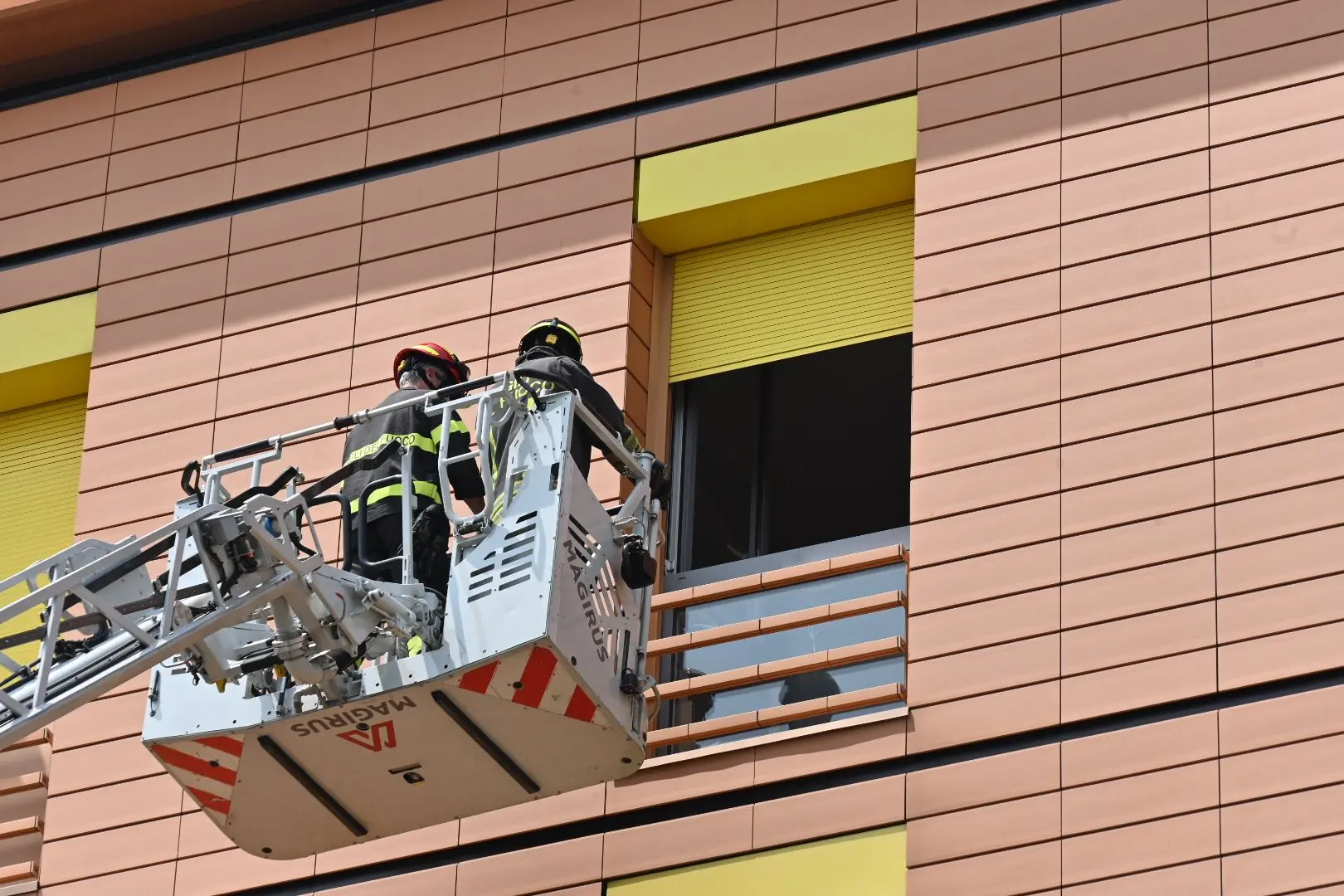 L'intervento dei Vigili del fuoco in via Aldo Moro