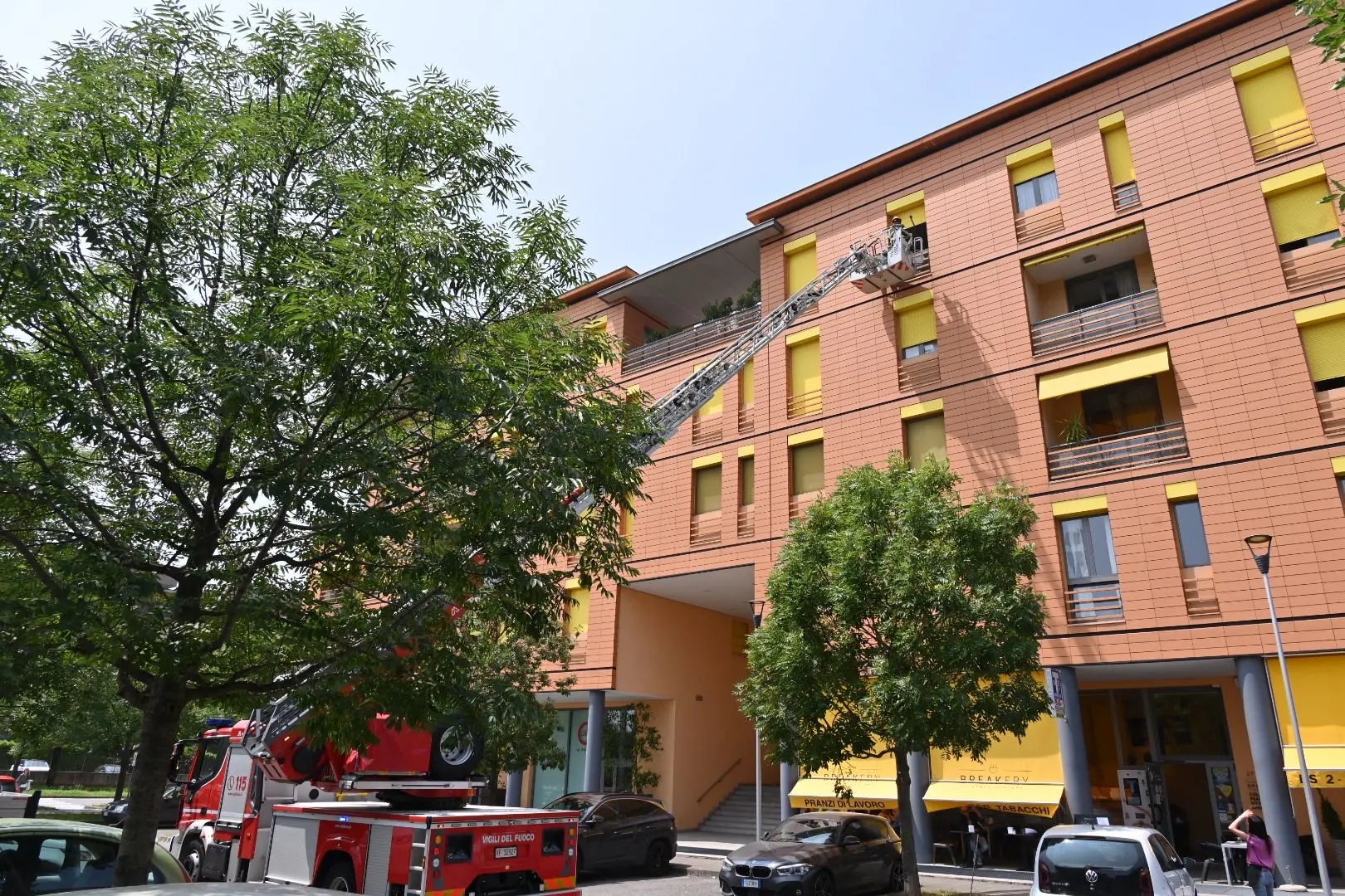 L'intervento dei Vigili del fuoco in via Aldo Moro
