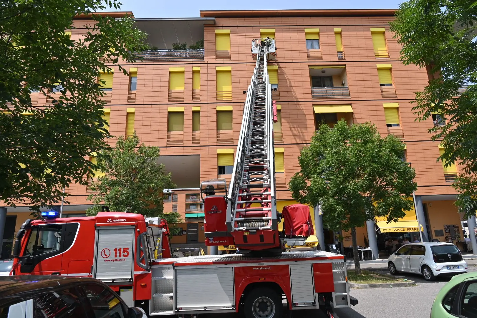 L'intervento dei Vigili del fuoco in via Aldo Moro