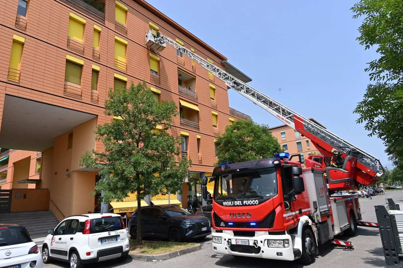 L'intervento dei Vigili del fuoco in via Aldo Moro
