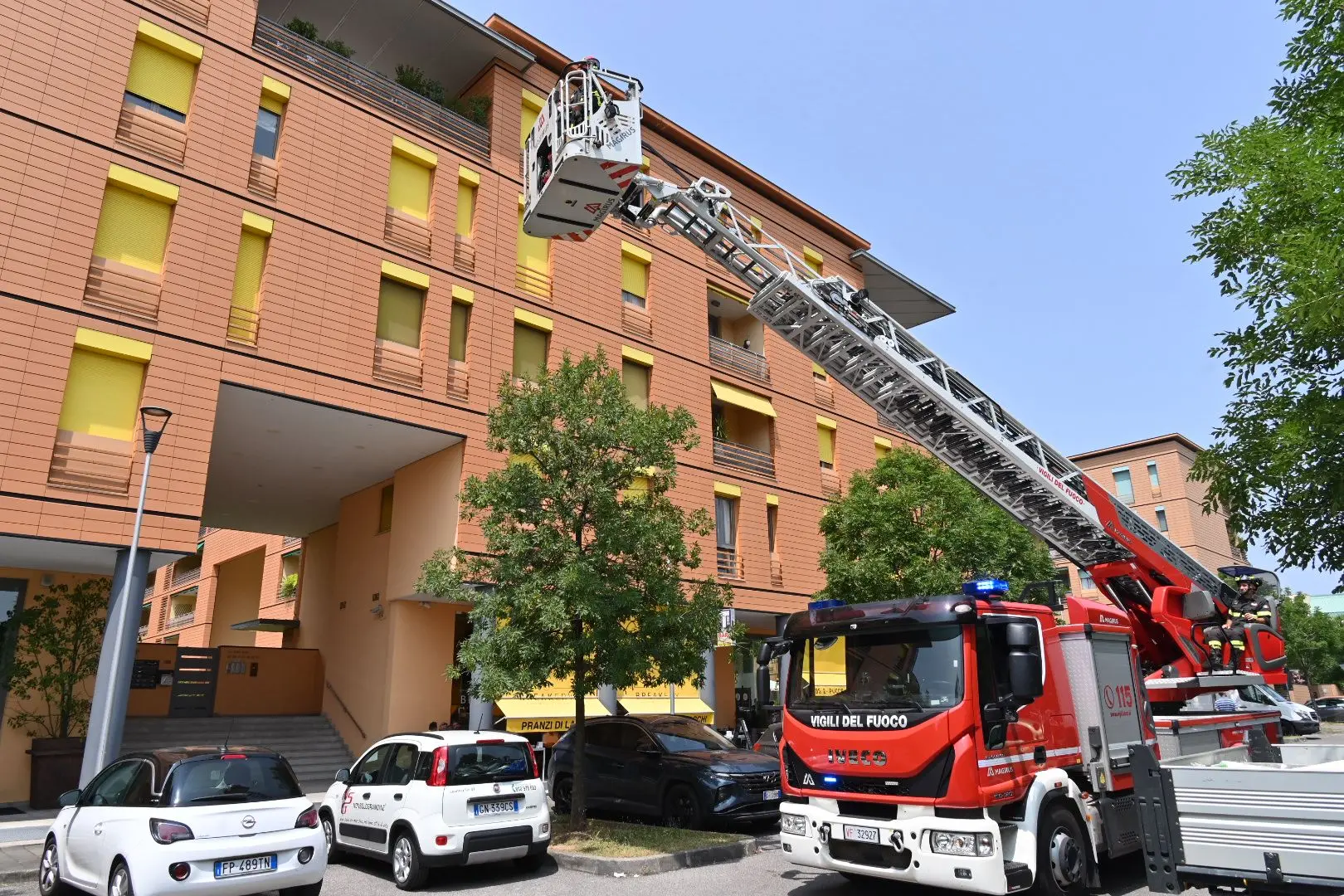 L'intervento dei Vigili del fuoco in via Aldo Moro