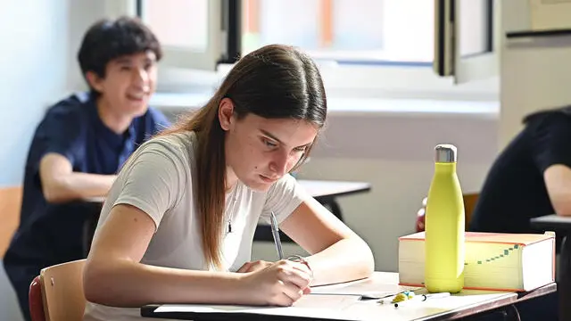 Studenti del Liceo Massimo d'Azeglio di Torino impegnati nella prima prova degli esami di maturità, Torino, 19 giugno 2024 ANSA/ALESSANDRO DI MARCO