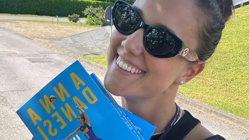 Anna Danesi con il suo libro