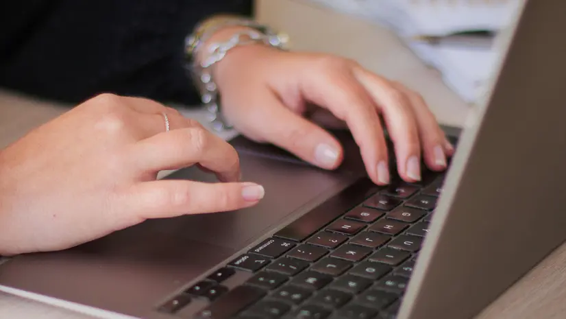 Una persona al computer