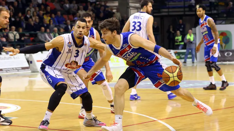 In palleggio Juan Manuel Fernandez, alle sue spalle Brkic - Foto New Reporter Zanardelli © www.giornaledbrescia.it