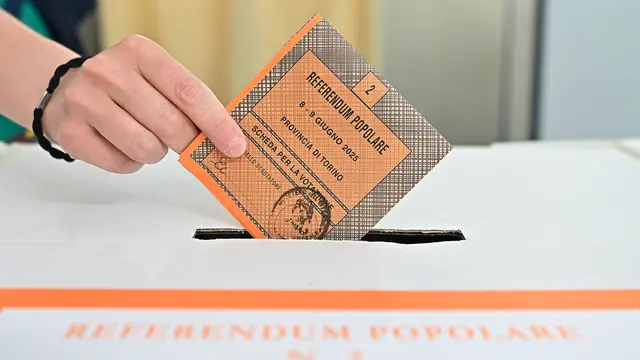 Votazioni per il referendum popolare presso l'istituto Eugenio Montale Ada Negri a Torino , 8 giugno 2025 ANSA/ALESSANDRO DI MARCO