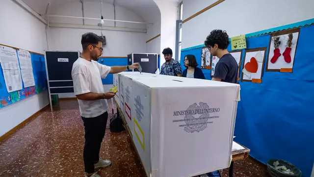 Le operazioni di voto in un seggio elettorale per il Referendum abrogativo sul tema di lavoro e cittadinanza, Roma, 9 giugno 2025. ANSA/ANGELO CARCONI