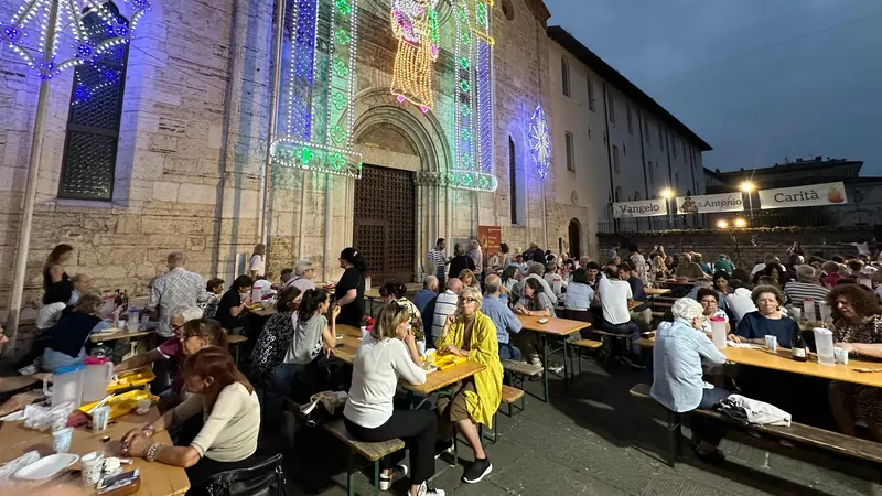 La cena di quartiere Centro storico Sud nel 2024 - Foto Flickr Comune di Brescia, Christian Penocchio